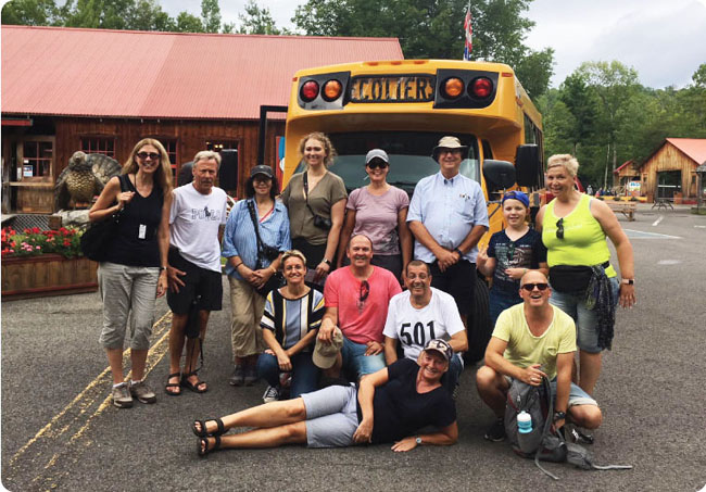 groupe touristes autobus